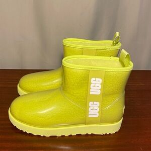 UGG Women’s Classic Clear Mini Waterproof Weather Related Ankle Boot  10 NWOT